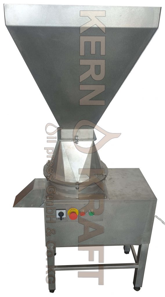 Mahlknecht Nussmühle für Mandeln, Kürbiskerne, Presskuchen und Backwaren. Maschinen von Mojstrovina, Treffler Schrotomat. Professionelle Mühle für Bäckerei, Nüsse, Futtermittel, Proteinpulver, Ölpresskuchen, industrielle Verarbeitung, hochwertige Mühle, Lebensmittelindustrie, nachhaltige Mühlen.